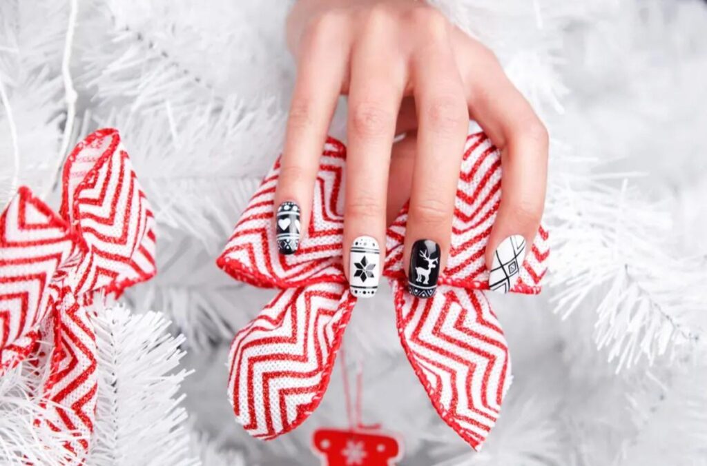 Ideas de nail art con motivos navideños modernos