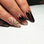 Ideas de nail art en tonos oscuros: misterio y sensualidad