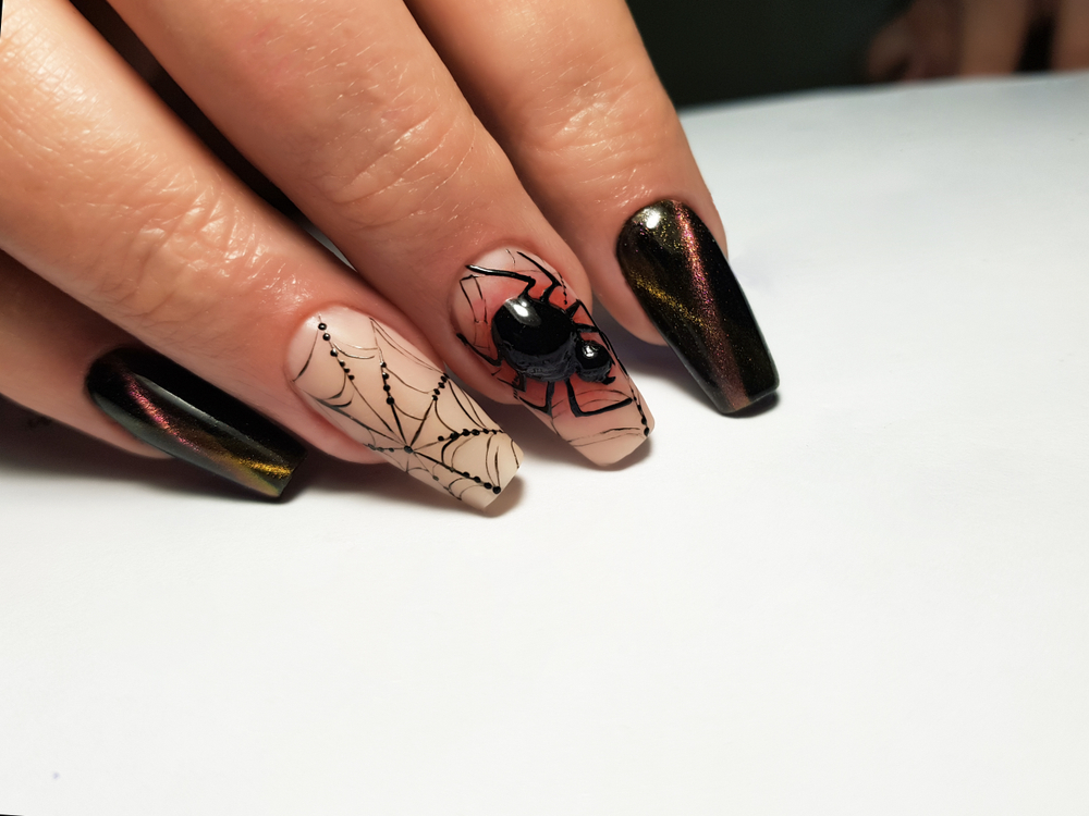 Ideas de nail art en tonos oscuros: misterio y sensualidad