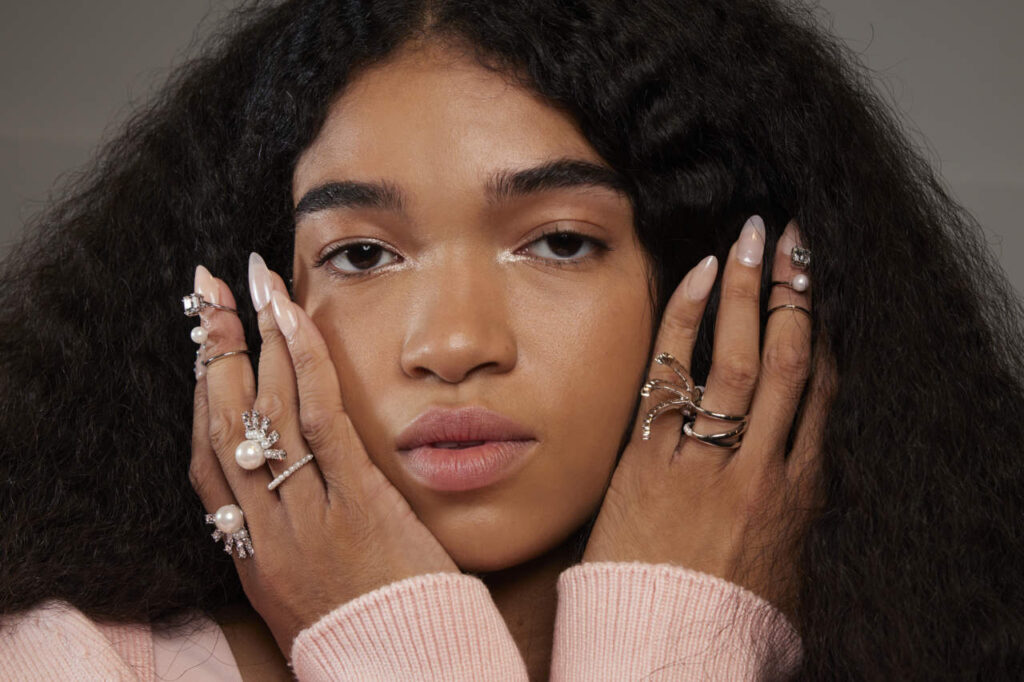 Ideas de nail art inspiradas en la naturaleza con esmaltes verdes y azules