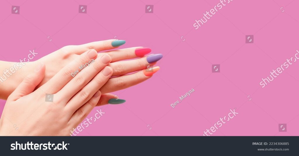 Ideas de nail art para fiestas de Mardi Gras: diseño y diversión en cada uña