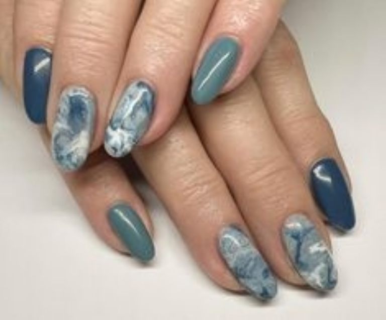 Ideas de uñas francesas reinventadas para un look moderno