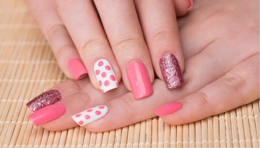 Ideas para crear diseños de uñas usando cintas adhesivas