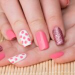 Ideas para crear diseños de uñas usando cintas adhesivas