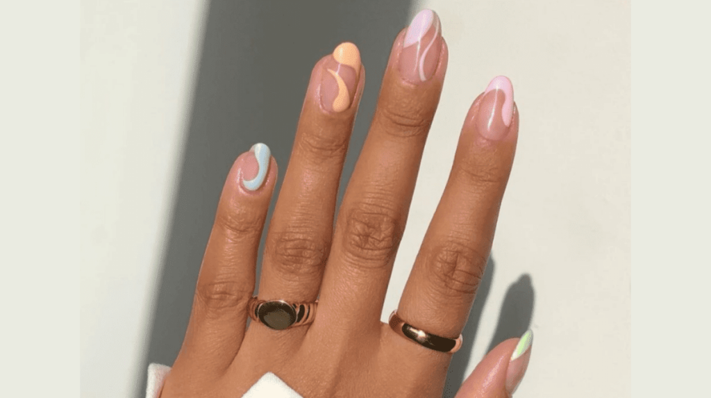 Inspiración de nail art con temática floral
