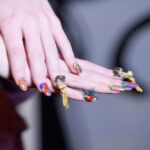 Inspiración de nail art en tonos metalizados