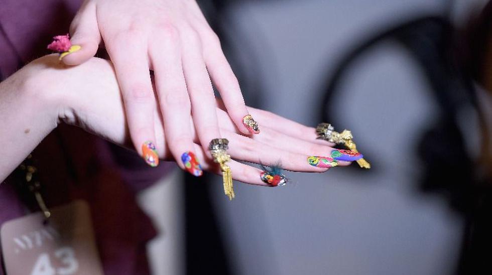 Inspiración de nail art en tonos metalizados