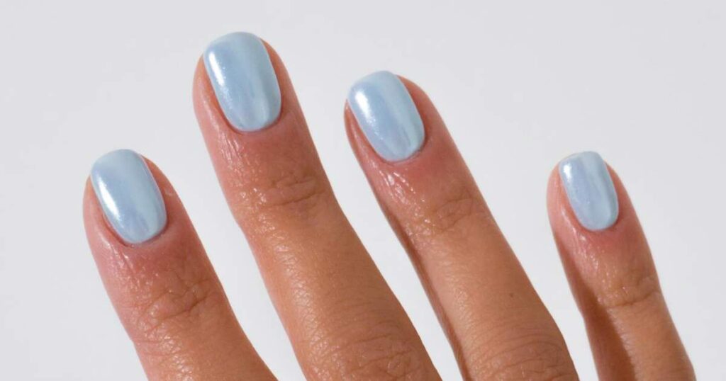 Inspiración de nail art minimalista para uñas cortas