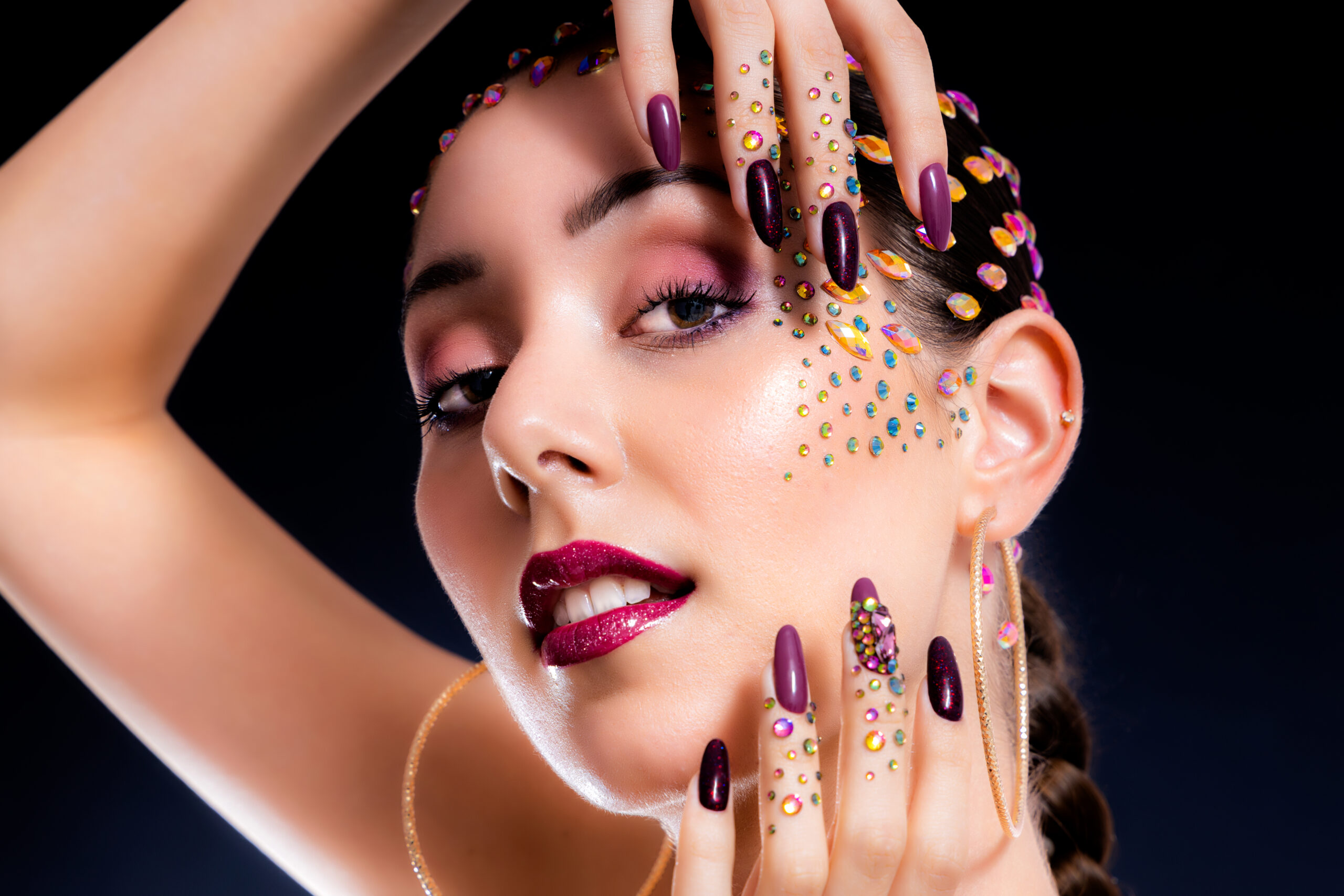 Inspiración en la moda retro: diseños de uñas con aires vintage y coloridos