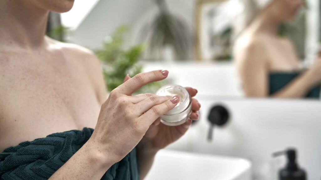 La importancia de una rutina de cuidado nocturno para uñas naturales