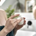 La importancia de una rutina de cuidado nocturno para uñas naturales