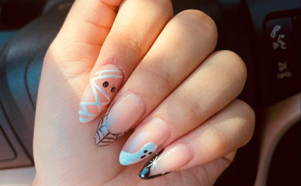 Manicura con tonos metálicos: ¡modernidad en tus manos!