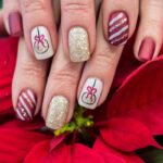 Nail art con detalles dorados para realzar tus uñas naturales