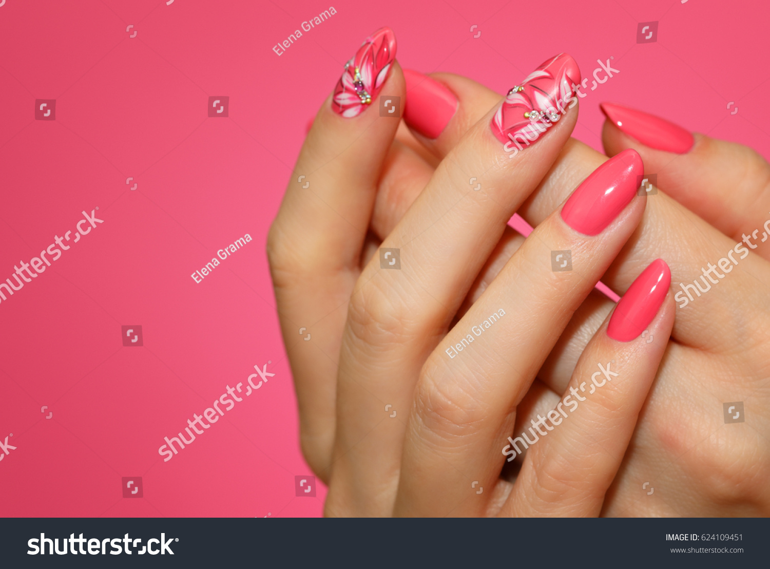 Nail art con efecto acuarela: diseños suaves y románticos