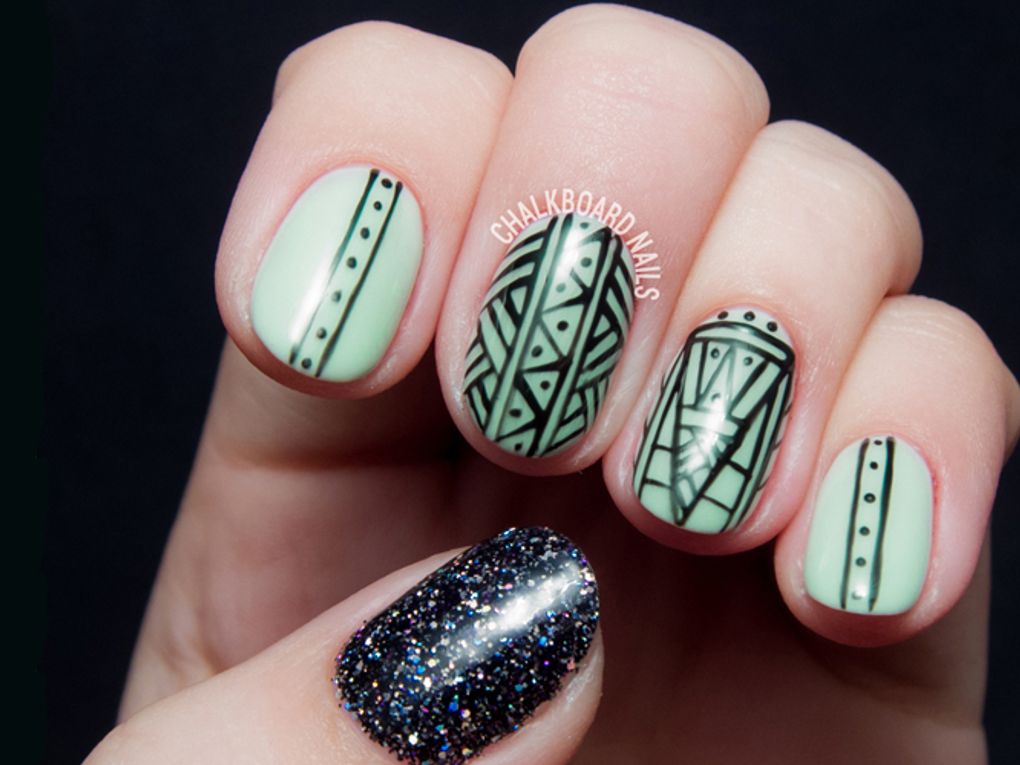 Nail art con glitter para brillar en tus eventos