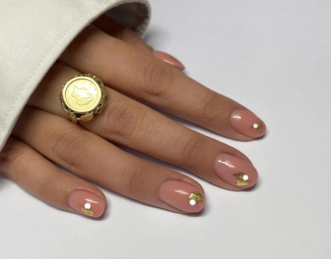 Nail art con toques metálicos: un toque moderno a tu manicura