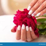 Nail art floral: diseños románticos y femeninos
