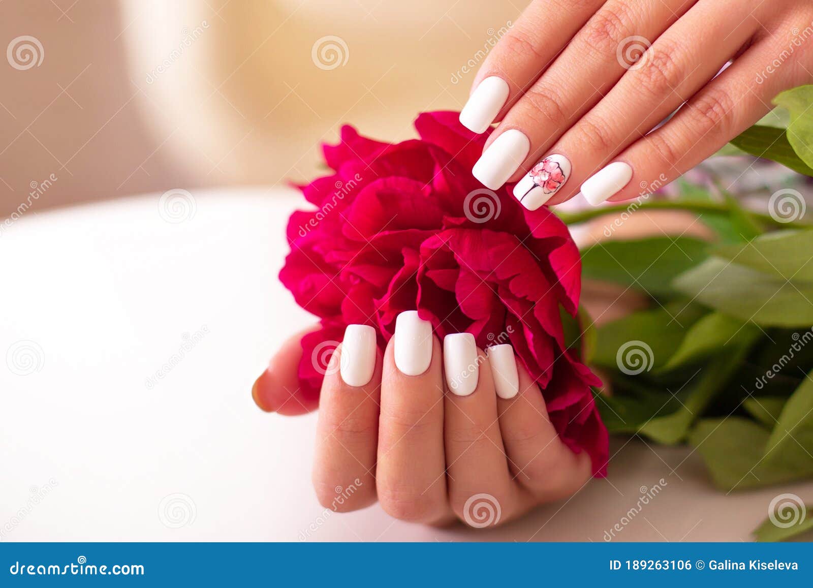 Nail art floral: diseños románticos y femeninos