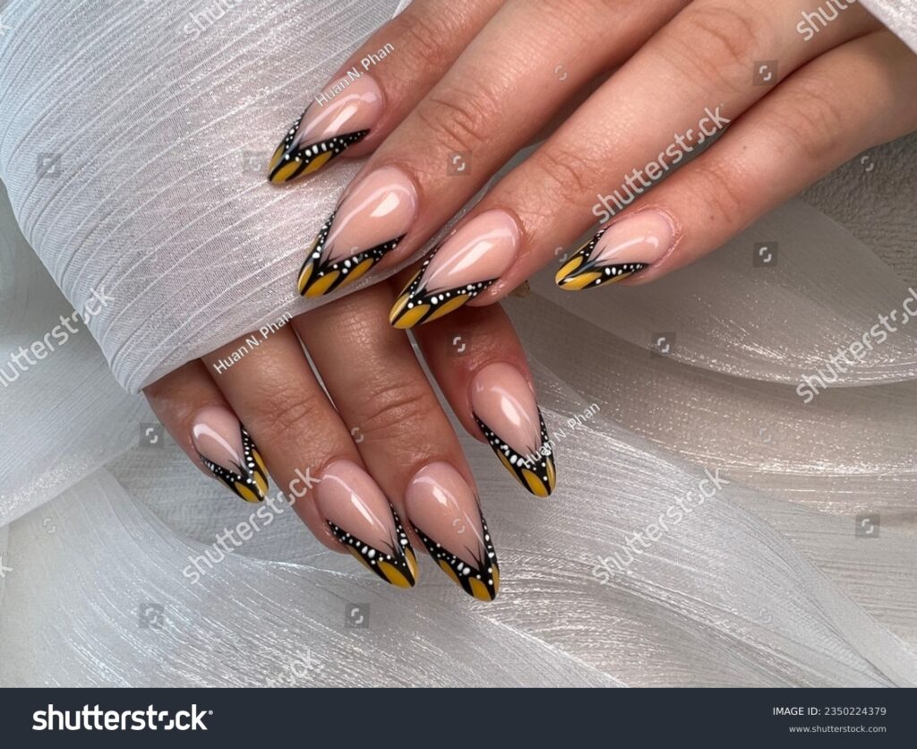 Nail art inspirado en elementos de la naturaleza: flores, hojas, etc