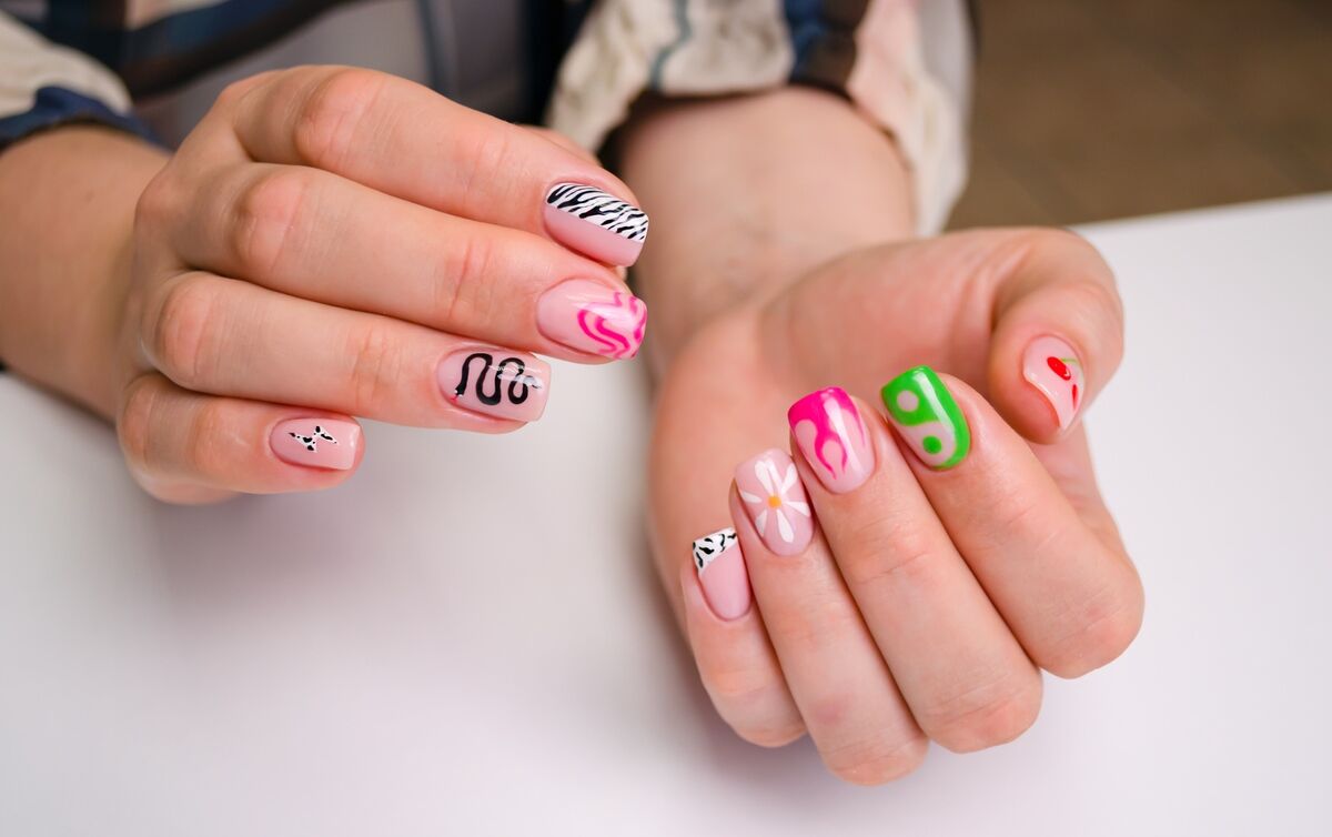 Nail art para festivales: colores vibrantes y diseños únicos