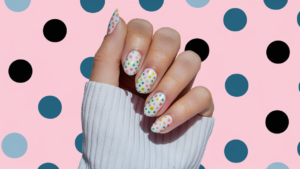 Uñas con diseño de lunares.