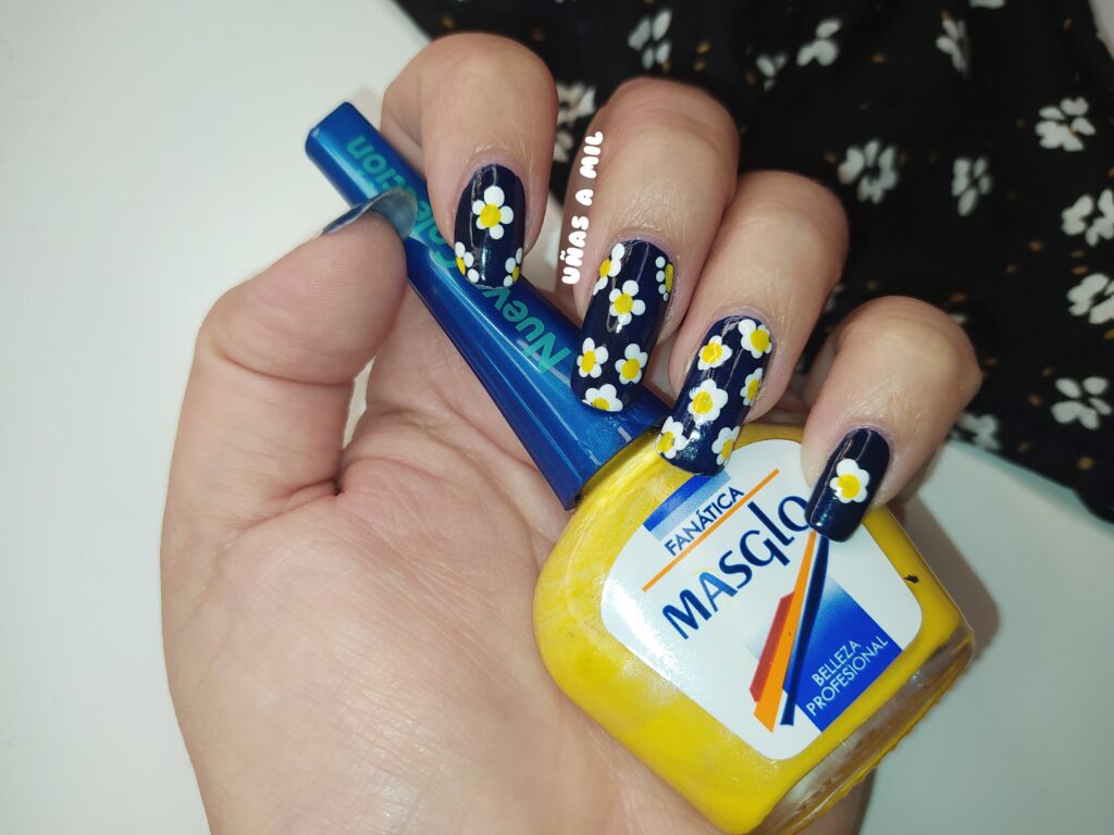 Técnica de uñas con diseños en negativo