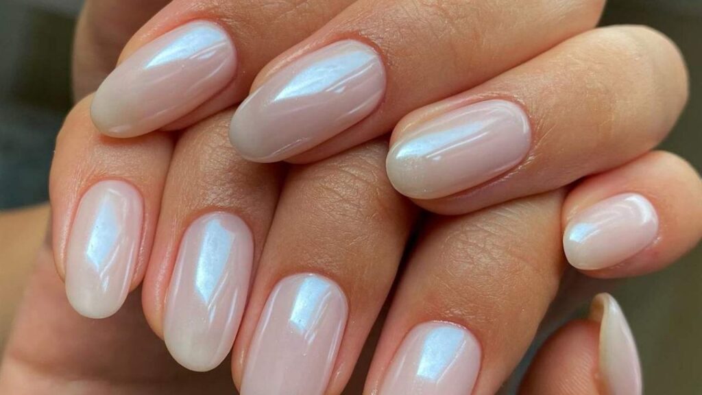 Tendencia de uñas en degradado: mezcla colores para un efecto suave