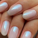Tendencia de uñas en degradado: mezcla colores para un efecto suave