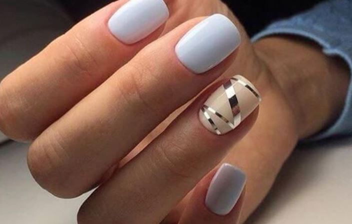 Tendencia de uñas mate con lunares: un toque vintage y moderno a la vez