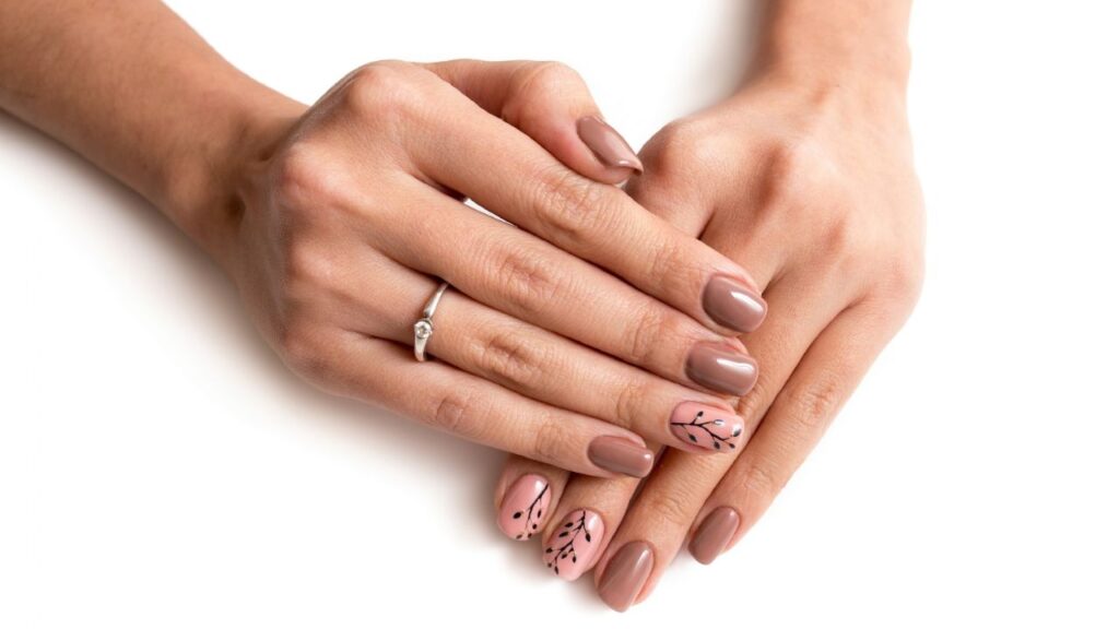 Tendencia de uñas metálicas: diseños brillantes y sofisticados