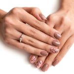 Tendencia de uñas metálicas: diseños brillantes y sofisticados