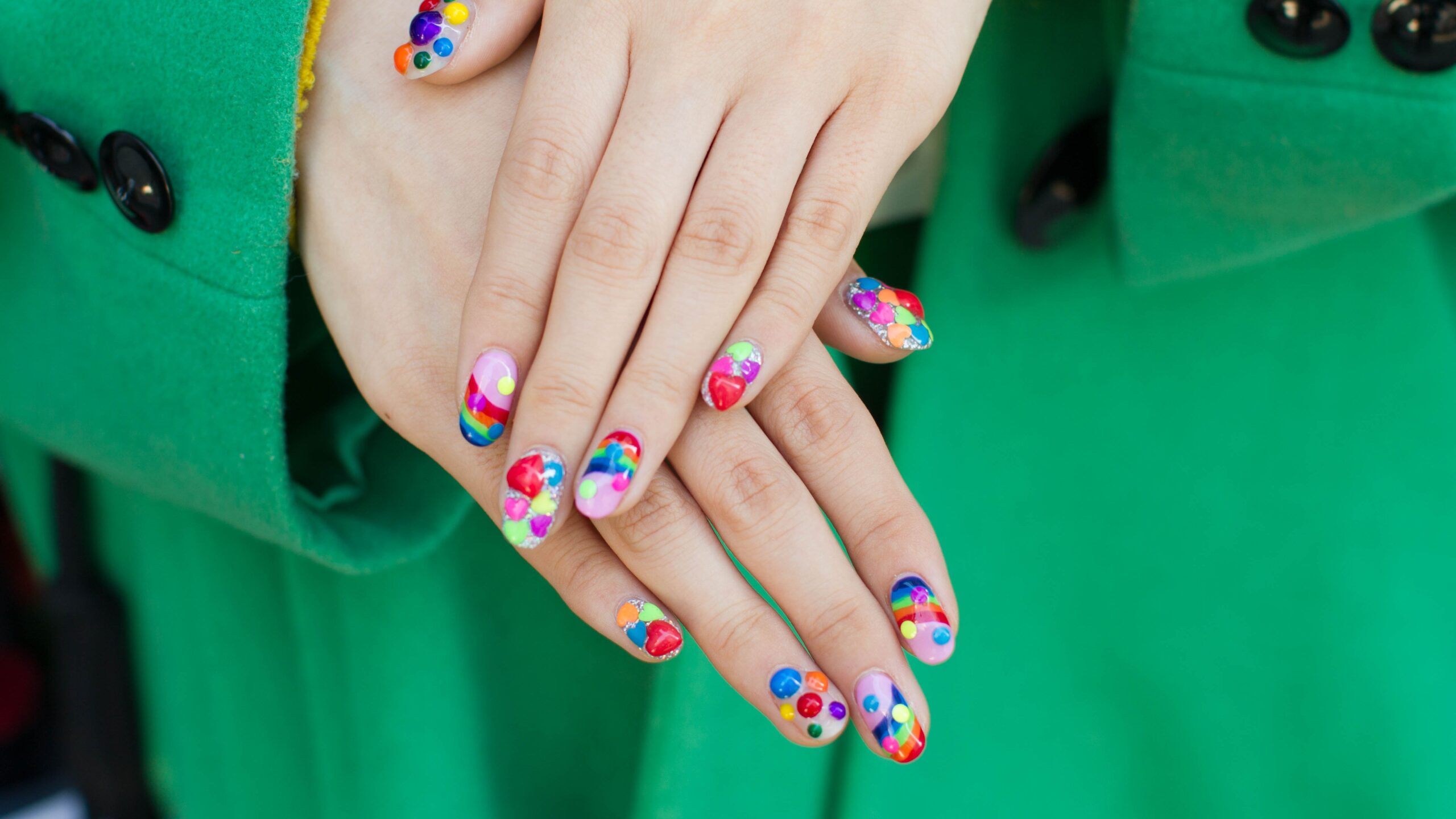 Tendencias de nail art en colores oscuros