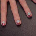 Tendencias de nail art geométrico para uñas cortas