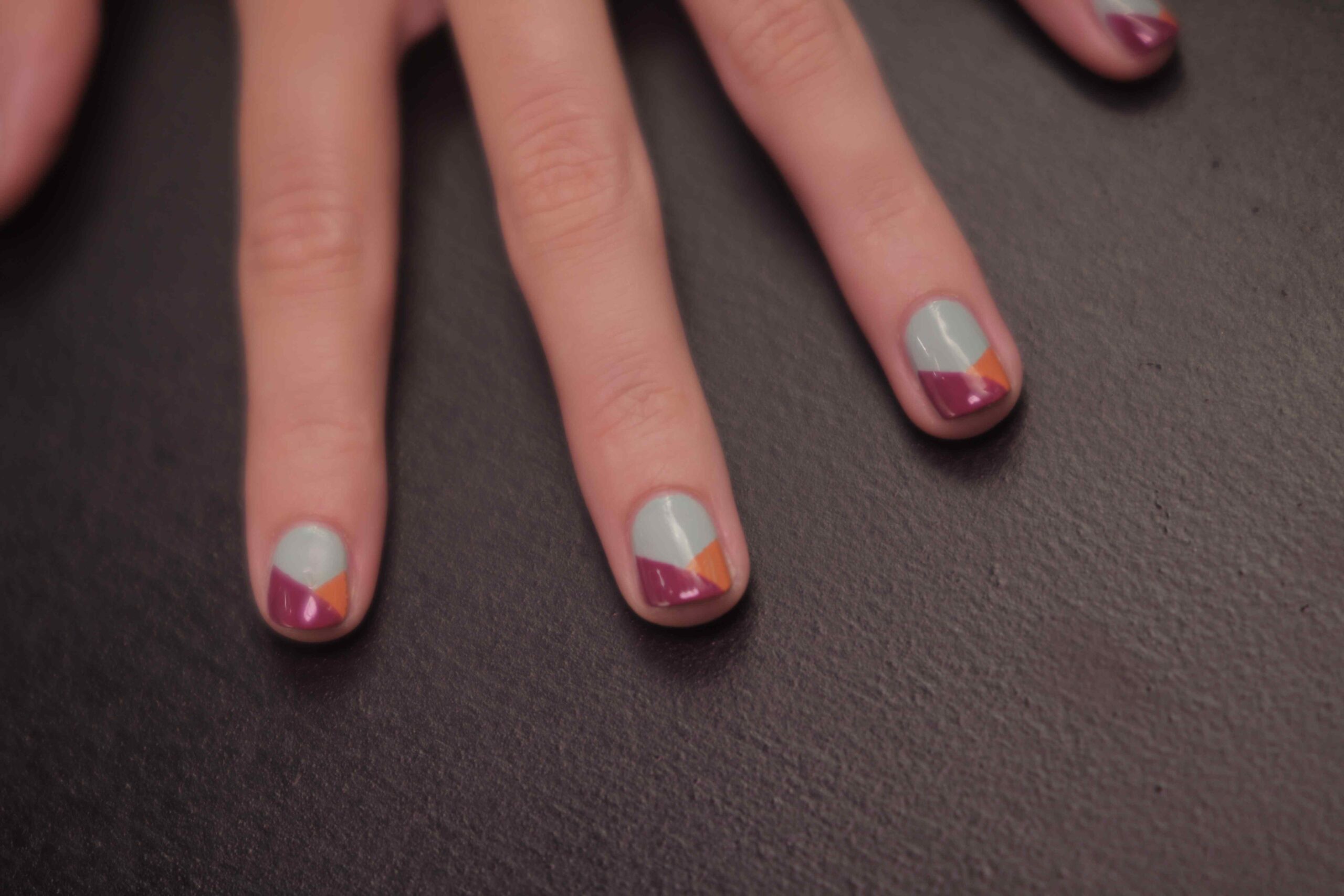 Tendencias de nail art geométrico para uñas cortas
