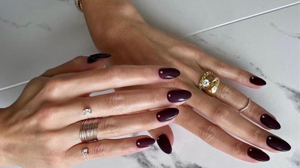 Tendencias de uñas con colores metálicos