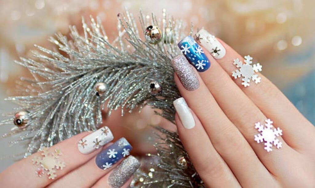 Tendencias de uñas con colores metalizados