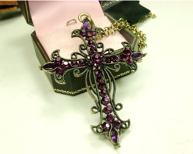 Tendencias en decoración de uñas con joyas y accesorios