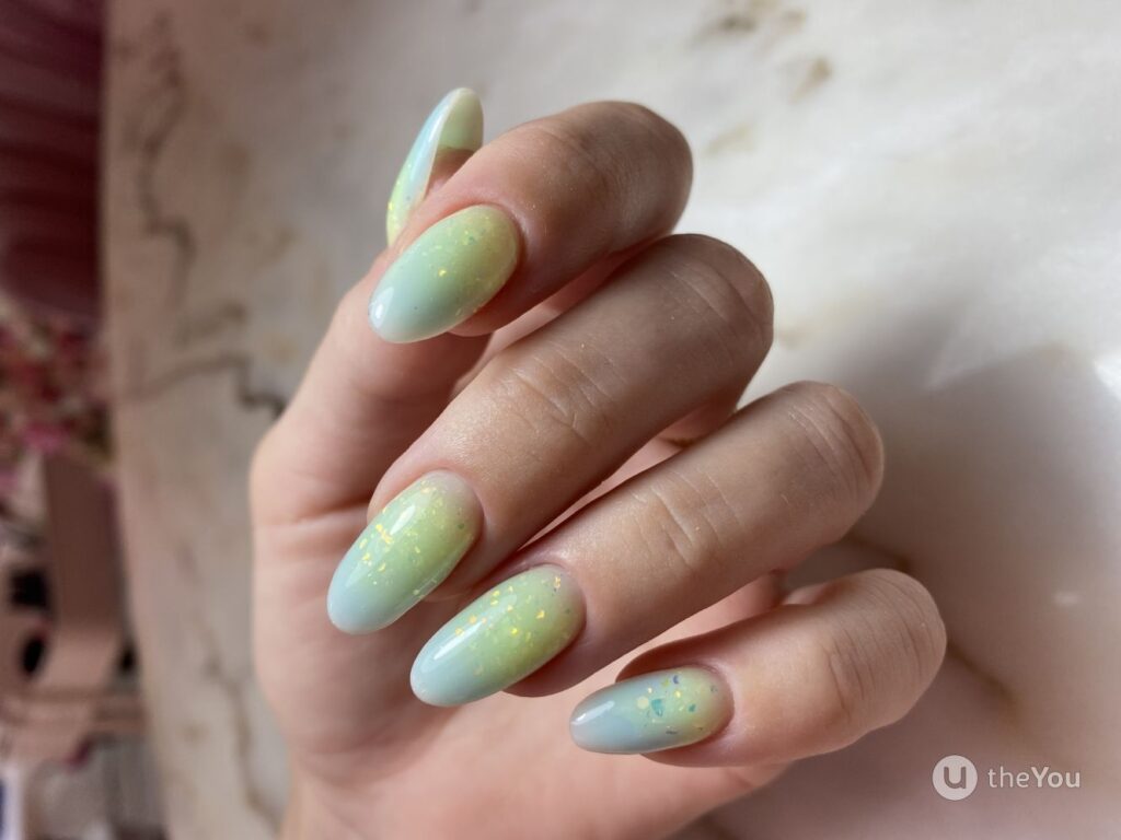 Tendencias en uñas en colores vivos: audacia y estilo