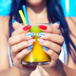 Tips para proteger tus uñas al usar esmaltes de colores intensos