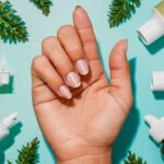 Uñas naturales saludables con productos de cuidado.