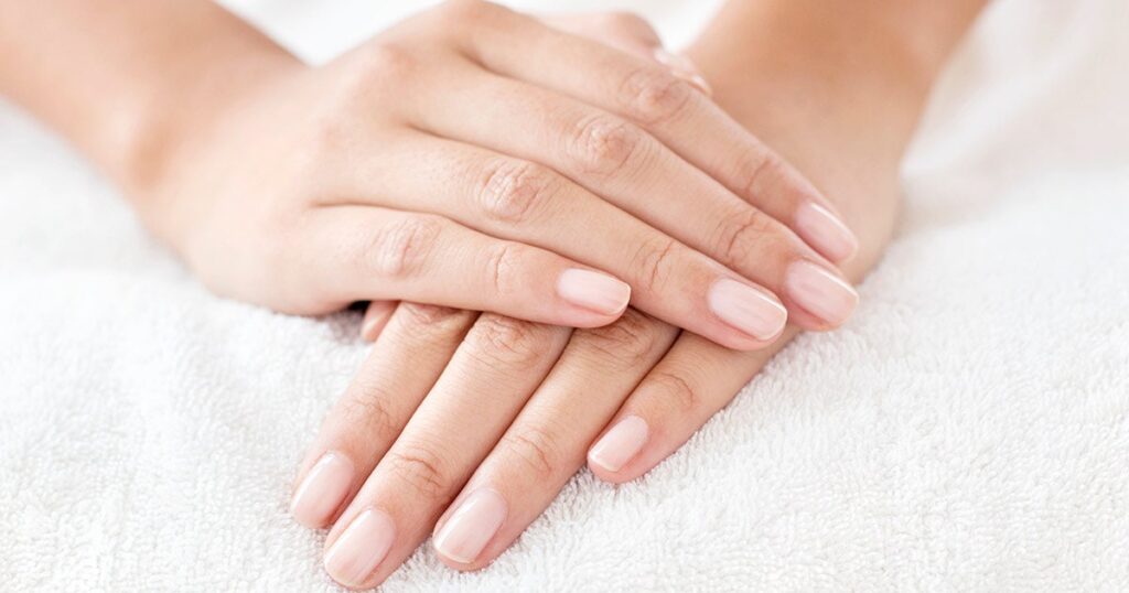 Uñas con efecto capas de pintura: una manicura con textura