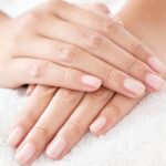 Uñas con efecto capas de pintura: una manicura con textura