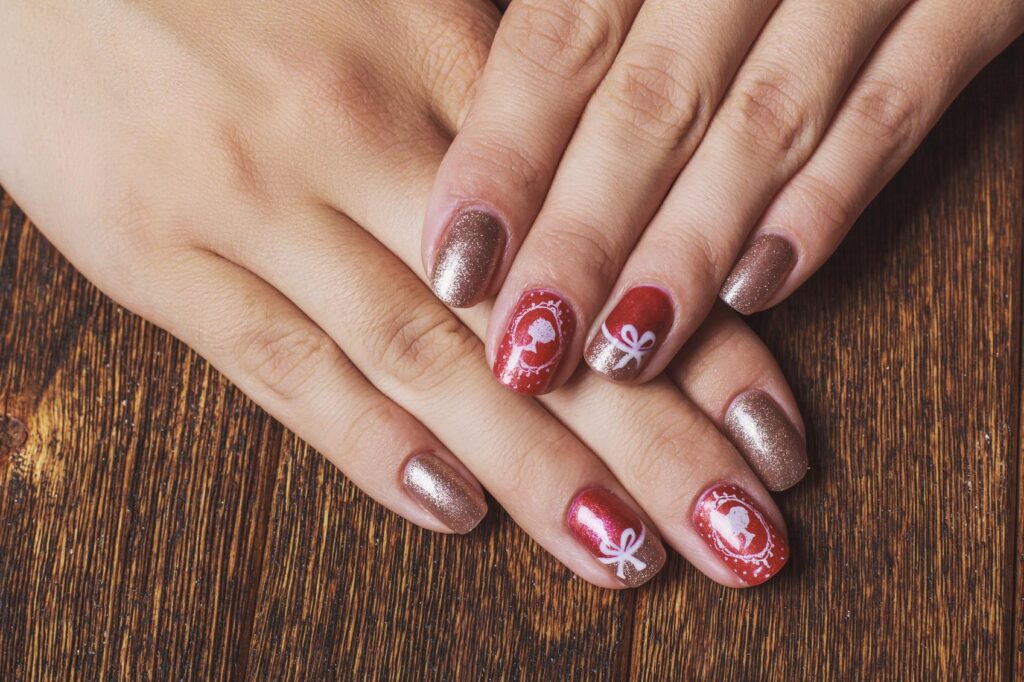 Uñas con efecto escarchado: brillo y glamour en tus manos