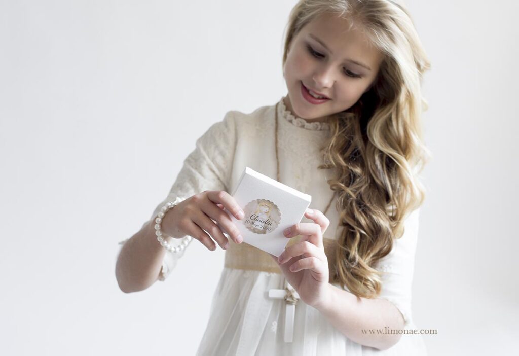 Uñas decoradas con adhesivos de encaje: diseños elegantes y femeninos