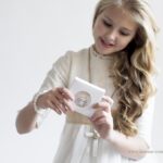 Uñas decoradas con adhesivos de encaje: diseños elegantes y femeninos