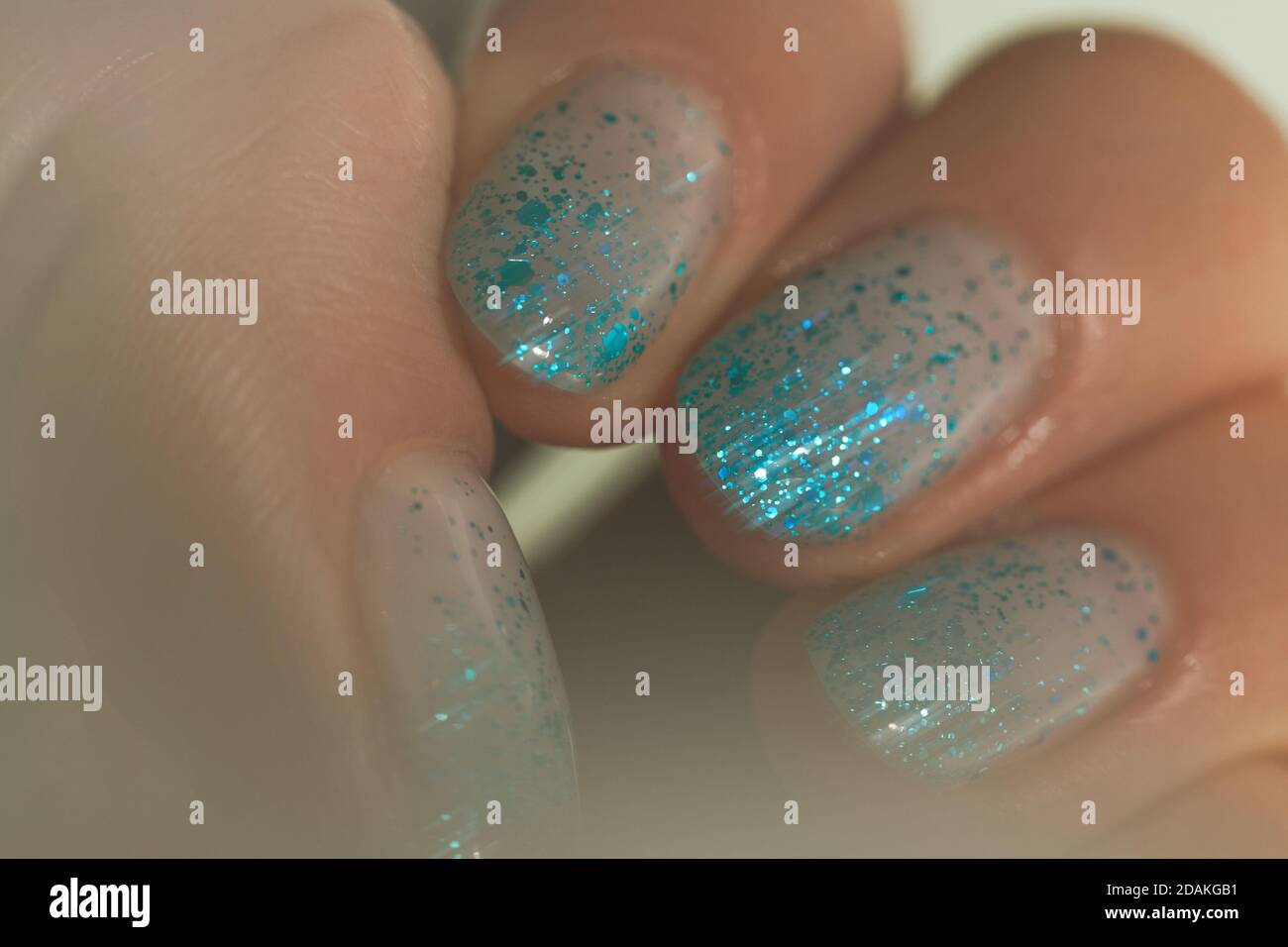 Uñas decoradas con diseños transparentes: efecto de «ventana» en tus manicuras