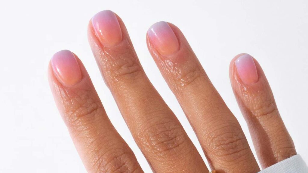 Uñas decoradas con diseños transparentes: un aspecto sutil y elegante