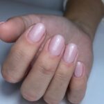 Uñas decoradas con efecto holográfico: un toque futurista en tus manos