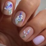 Uñas decoradas con estampados de lunares: un clásico que nunca pasa de moda