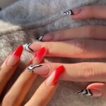 Uñas efecto líquido metálico: un brillo intenso en tus manos